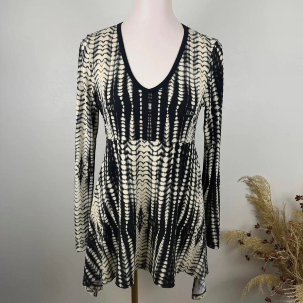 Karen Kane Size Medium Long Sleeve Black White Tie Dye Handkerchief Top